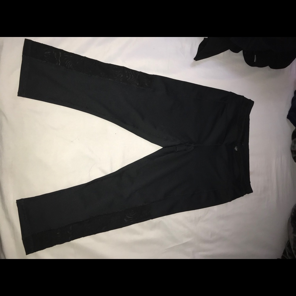 Cropped yoga exercise leggings with laces sides